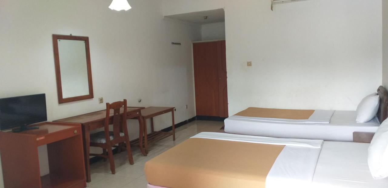 Intan Hotel Purwakarta Kültér fotó