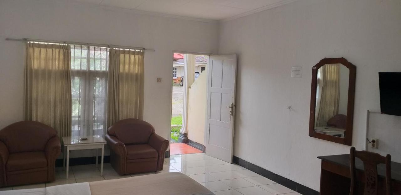 Intan Hotel Purwakarta Kültér fotó