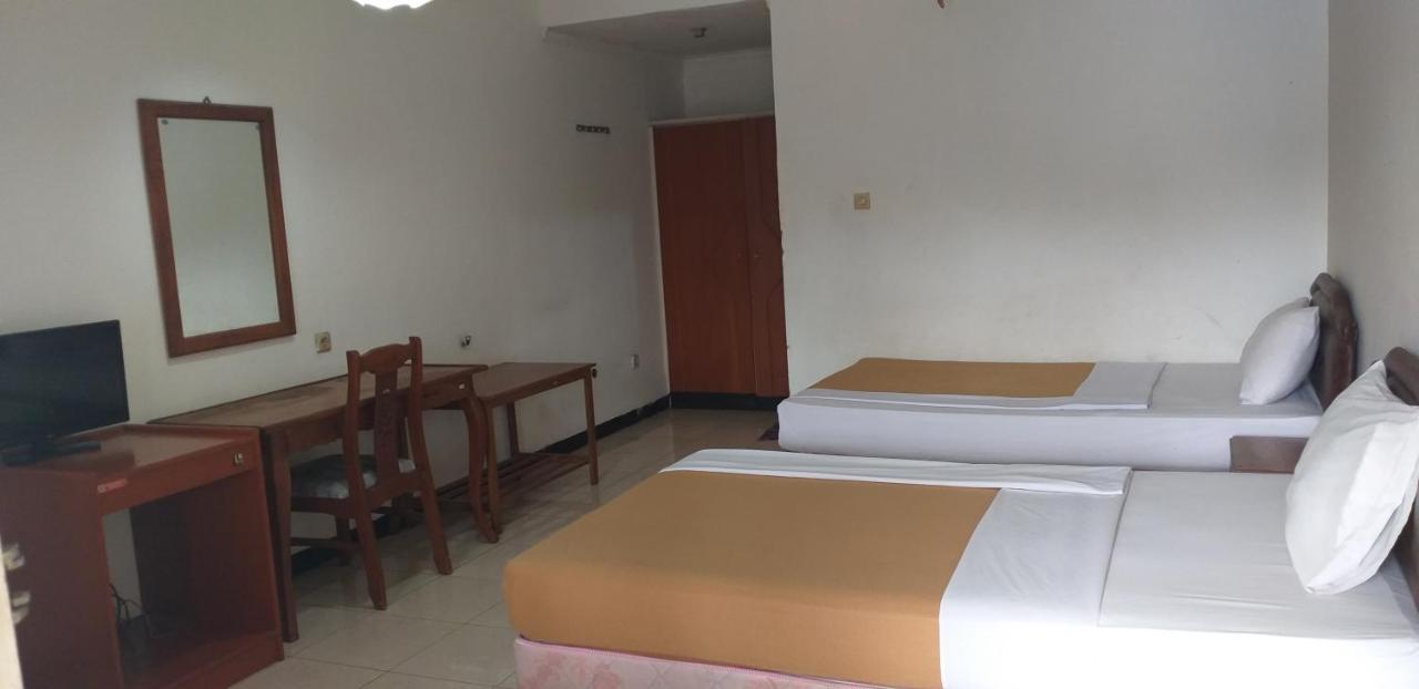 Intan Hotel Purwakarta Kültér fotó
