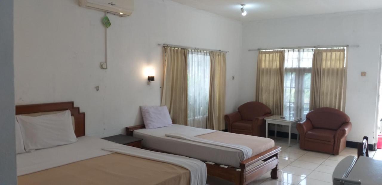 Intan Hotel Purwakarta Kültér fotó